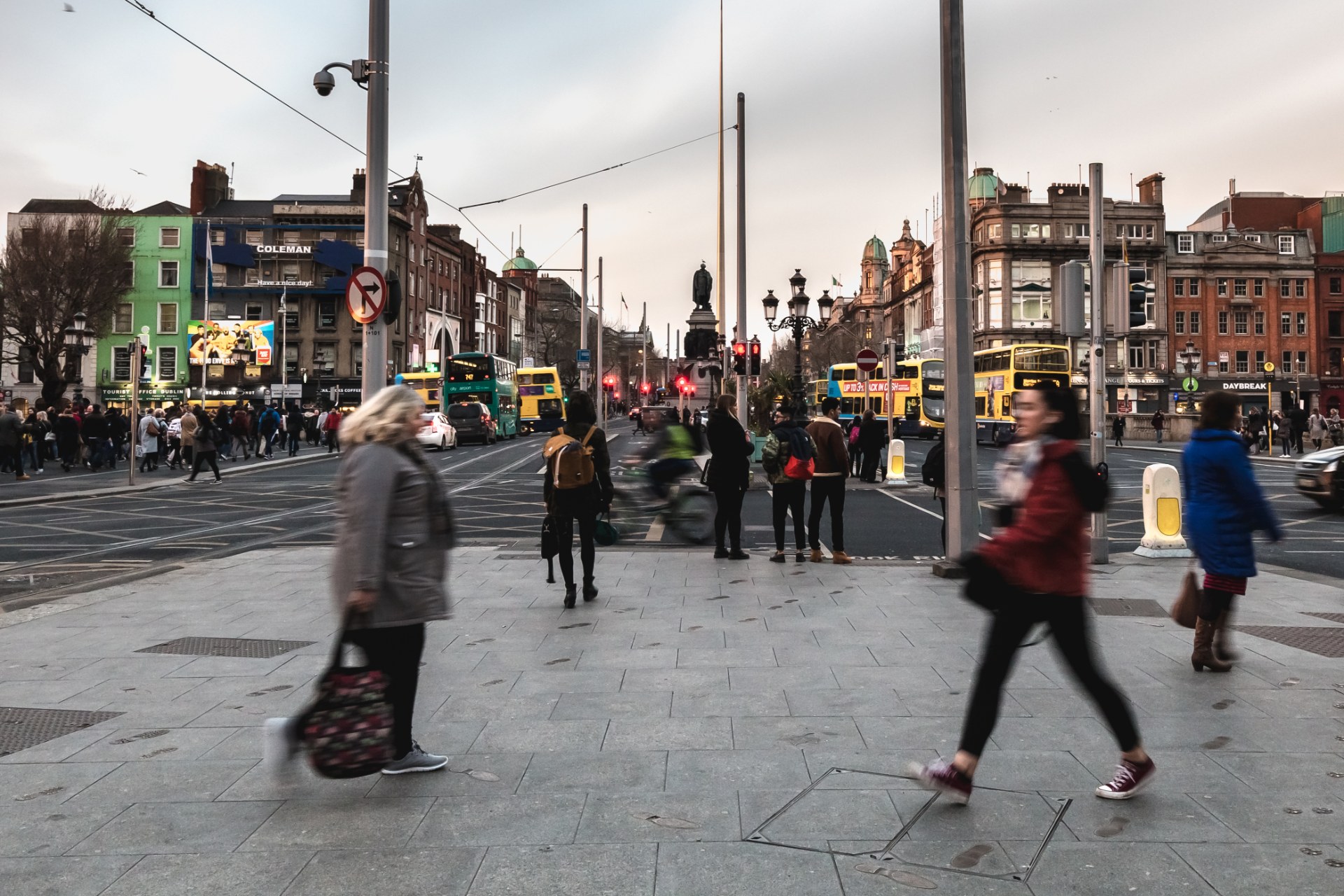 Menschen auf einer Straße in der Dubliner Innenstadt